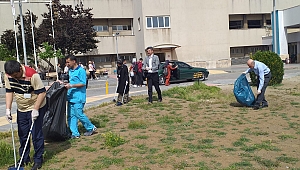  ÇALIŞANLAR HASTANE BAHÇESİNDEKİ ÇÖPLERİ TOPLADI…