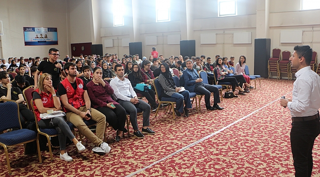 GENÇLERE RUH SAĞLIĞI VE PSİKOLOJİK DAYANIKLILIK SEMİNERİ VERİLDİ