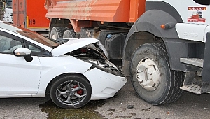 ELAZIĞ'DA OTOMOBİL KAMYONA ÇARPTI: 3 YARALI