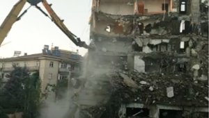 Elazığ'da hasarlı bina kontrollü şekilde yıkıldı