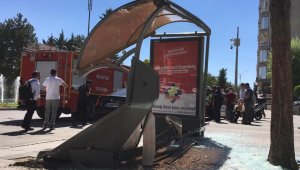 Otomobil durağa girdi, facianın eşiğinden dönüldü