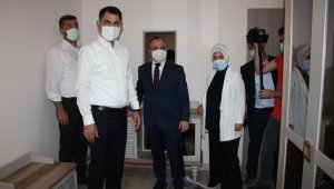 Bakan Kurum, 10 gün sonra hak sahiplerine verilecek konutları inceledi