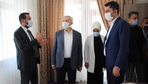 Bakan Kurum, şantiyeye dönen Elazığ'da deprem konutlarını inceledi