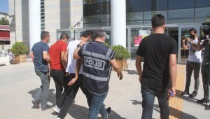 Darp ettikleri şahsın 4 bin 850 TL'sini gasp eden 2 şüpheli yakalandı