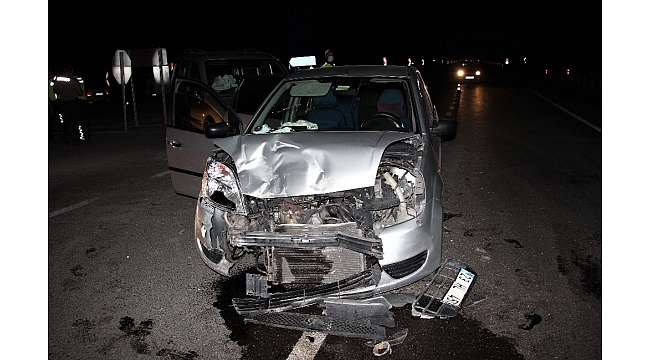 Elazığ'da otomobil ile hafif ticari araç çarpıştı