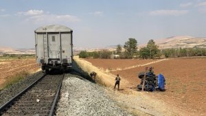 Elazığ'da tren kazası, traktör ikiye bölündü