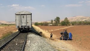 Elazığ'da trenin çarptığı traktörün sürücüsü hayatını kaybetti