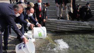 Cumhuriyet'in 97. yılı anısına Keban Barajı'na 970 bin adet balık yavrusu bırakıldı