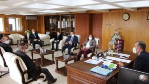 FÜ'de en etkili bilim insanlarına plaket verildi