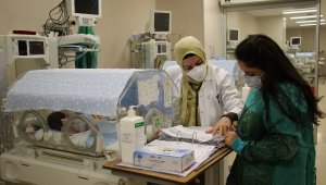 Prematüre bebeklere "anne şefkati" ile bakıyorlar