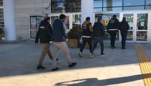 Sırt çantasından 2,5 kilo uyuşturucu çıktı, 3 şüpheli gözaltına alındı
