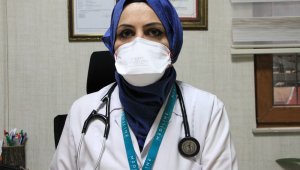 Covid'i atlatan İç Hastalıkları Uzmanı uyardı: "Kafalarına göre ilacı kesiyorlar"