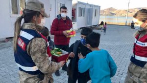 Elazığ'da depremzede çocuklara jandarmadan moral ziyareti