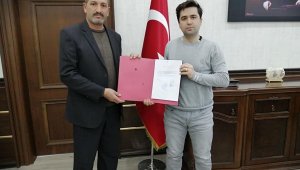 Muhtar, bir yıllık maaşının yarısını çocuklar ve sokak hayvanları için bağışladı