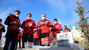 Elazığ depreminde hayatını kaybedenler kabri başında anıldı