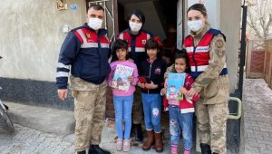 Elazığ depreminin birinci yılında jandarma depremzedeleri unutmadı