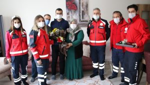 Elazığ depreminin simge isimlerinden Azize Çelik'i, ilk müdahaleyi yapan ekip ziyaret etti
