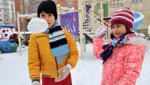 Elazığ'da çocukların kar sevinci