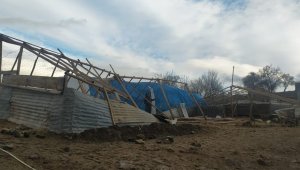 Elazığ'da rüzgar ağılın çatısını uçurdu