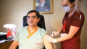 Elazığ'da sağlık çalışanları aşı olmaya devam ediyor