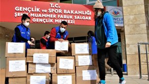 Gençler "Kardeşlik Üşümesin" dedi, topladıkları kıyafetleri İdlib'e gönderdi