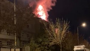 Elazığ'da binanın çatısı alev alev yandı