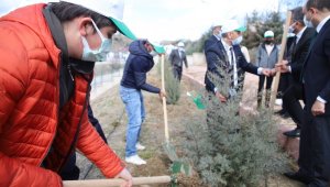 Elazığ'da fidanlar şehit Osman Paşa ve silah arkadaşları için toprakla buluşturuldu