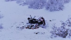 Karlı yolda, kamyonet şarampole devrildi:1 yaralı