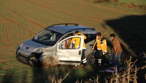 Otobüsle çarpışan hafif ticari araç tarlaya uçtu: 1 yaralı