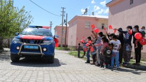 Mehmetçik'ten köy çocuklarına bayram sürprizi, gören koştu