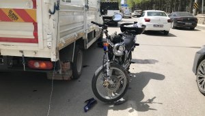 Motosiklet, kamyonete çarptı: 2 yaralı