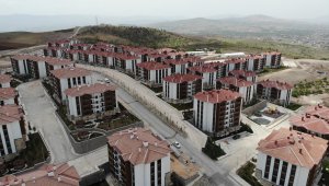 Anahtarlarını alan depremzedeler: "Evler harika"