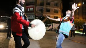 Elazığ'da geleneksel '23. sahur halayı'nın tadını temizlik görevlileri çıkardı