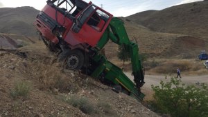 Freni boşalan vinç yoldan çıktı: 2 yaralı