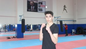 Genç sporcu, babasının izinden gidip şampiyonluklar elde etmek istiyor