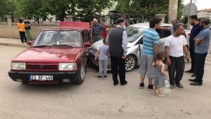 İki otomobil çarpıştı: 1 yaralı