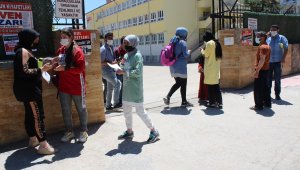 Elazığ'da öğrenciler içeride aileler dışarıda ter döktü