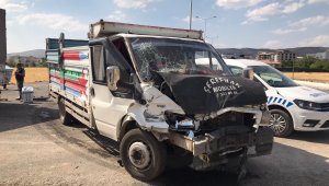 Elazığ'da pikaplar çarpıştı: 3 yaralı