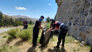 Jandarma ekipleri, çevre temizliği yaparak örnek oldu