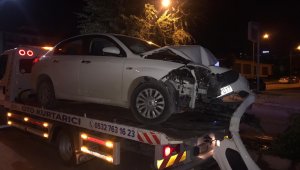 Otomobil aydınlatma direğine çarptı: 2 yaralı