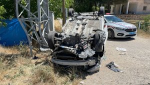 Otomobil direğe çarpıp, ters döndü: 4 yaralı