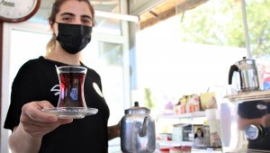 Süper Lig'de mücadele etmişlerdi, çay bahçesinde çalışarak kulübe destek olmaya başladı