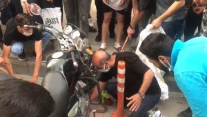 Yılan motosikletle şehre geldi