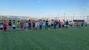 Elazığ'daki yaz spor okulları gençlerin yüzünü güldürüyor