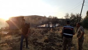 Evinin etrafındaki kuru otları yakmak istedi, ahırı kül oldu