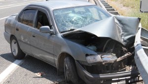 Hafif ticari araç ile çarpışan otomobil bariyerlere saplandı: 5 yaralı