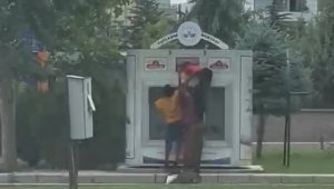 İhtiyaç sahipleri için paylaşım noktasına bırakılan elbiseleri çaldılar