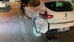 Önce birbirlerine ardından park halindeki araçlara çarptılar: 1 yaralı