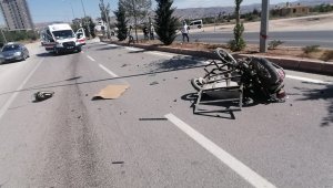 Otomobil sepetli motosikletle çarpıştı: 1'i ağır 2 yaralı