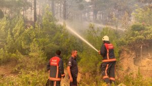 Elazığ Belediyesi itfaiye ekipleri, Manavgat'ta yangına müdahale çalışmalarını sürdürüyor